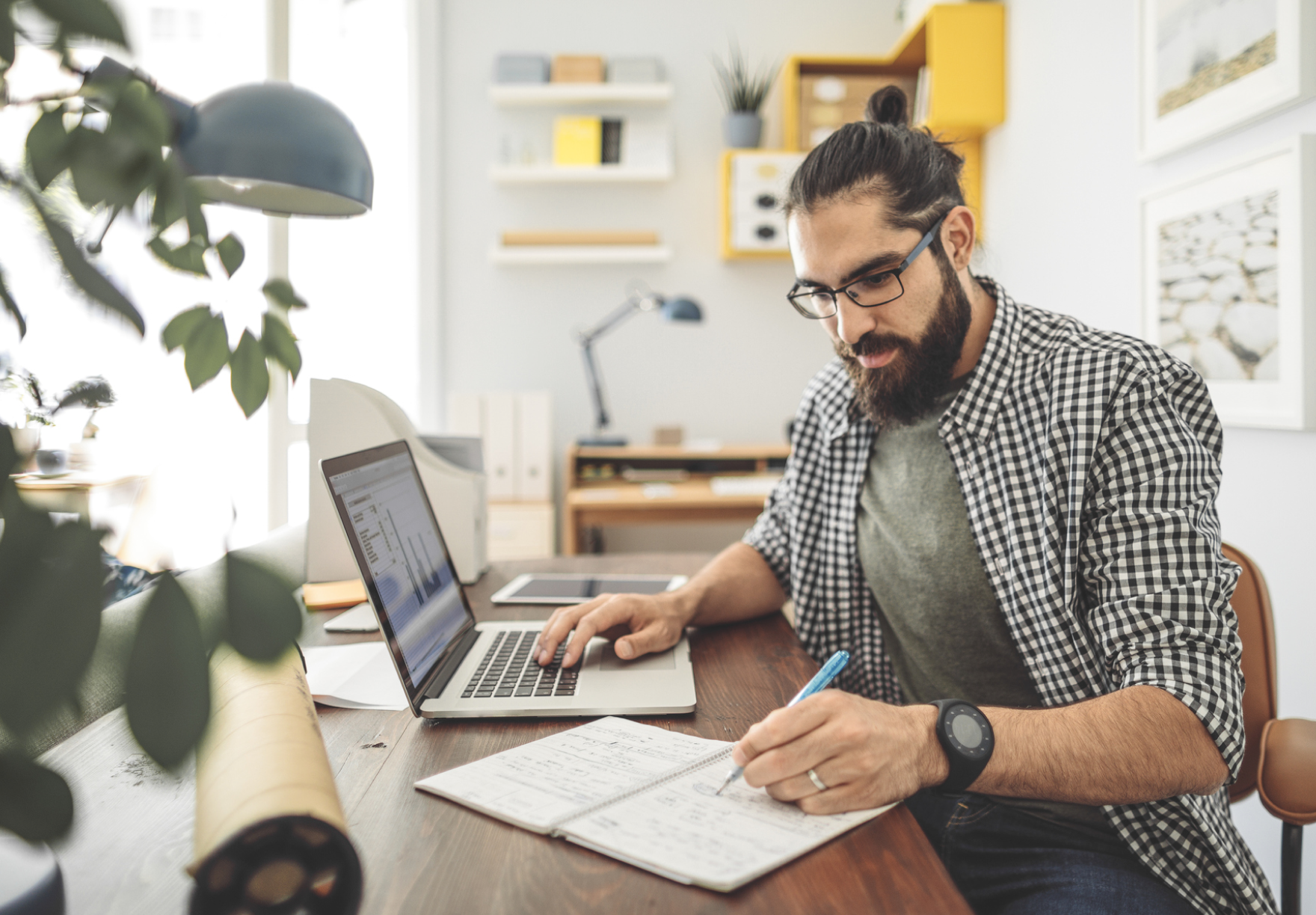 What is an independent contractor? A remote contractor working on their laptop.